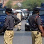 کراچی، ناگن چورنگی کے نزدیک مبینہ پولیس مقابلہ، 2 ڈاکو ہلاک، 3 راہگیر زخمی