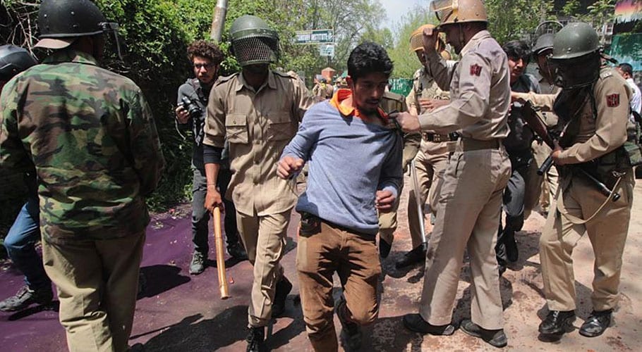 قابض بھارتی فوج کی کارروائیوں کا سلسلہ جاری،متعدد کشمیری نوجوان گرفتار