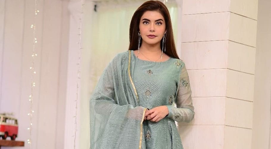 عوام مروہ کے والدین سے سوالات پر برہم، ندا یاسر پر پابندی کا مطالبہ زور پکڑ گیا