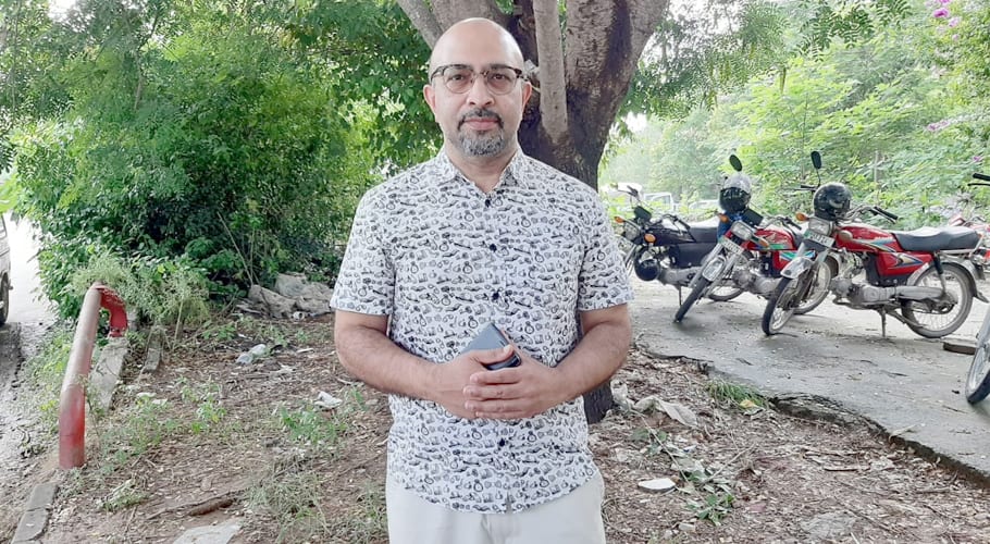 UK-based Pakistani doctor active in treating patients without medication