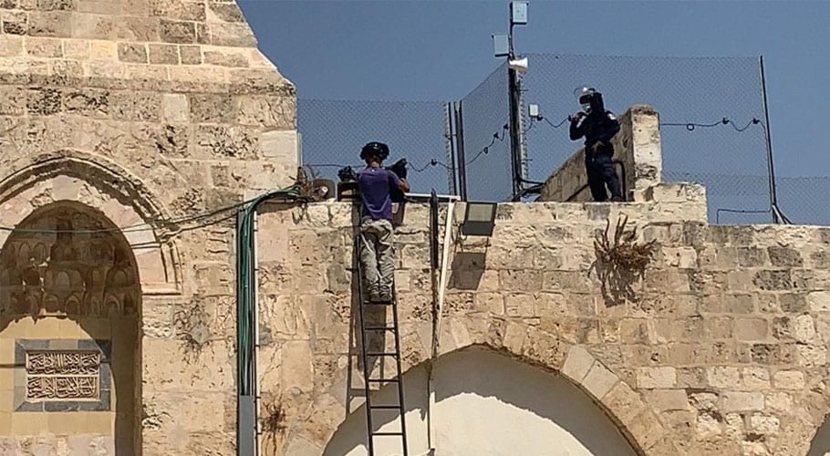مسجدِ اقصیٰ پر یہودی انتہا پسندوں اور اسرائیلی پولیس کا حملہ، برقی آلات نصب