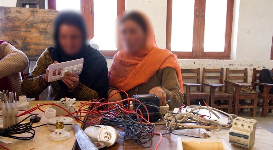 بیٹے اور بیٹی کی تفریق ختم، باپ نے 6 بچیوں کو ہننر مند بنا کر مثال قائم کردی