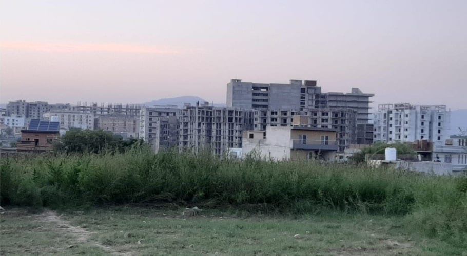 اسلام آباد کے سیکٹر ایچ 13 میں بلند و بالا پلازوں کی غیر قانونی تعمیرات جاری