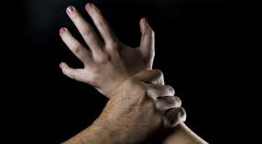 بھارتی کرنل کی دوست کو نشہ آور مشروب پلا کر اس کی بیوی سے زیادتی
