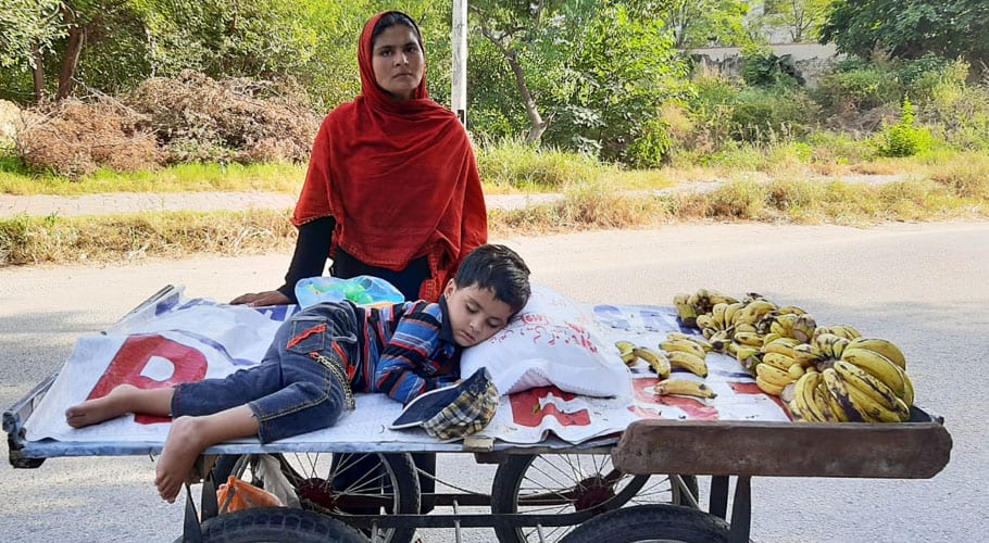 خواتین کے لئے مثال، صبا نورین اپنے بچوں کی کفالت کیلئے پھل فروش بن گئیں