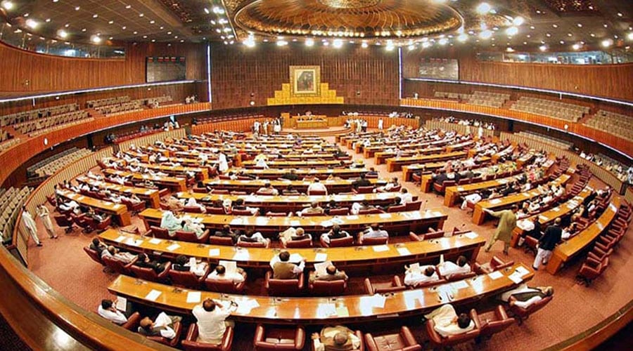 قومی اسمبلی میں ہنگامہ،پی ٹی آئی رکن علی نواز نے روحیل اصغر کو کتاب دے ماری