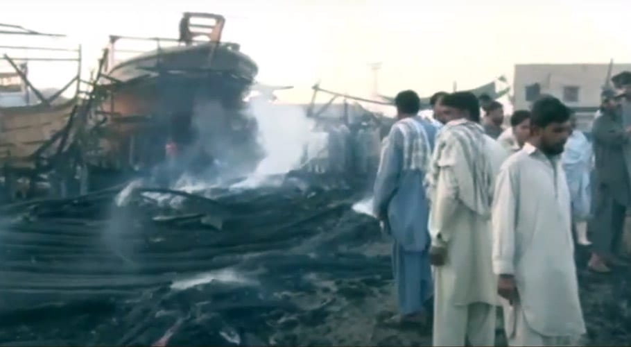 کراچی میں فشریز کے پی ٹی بوٹ بلڈنگ یارڈ میں آتشزدگی، 8 لانچیں جل کر راکھ ہو گئیں