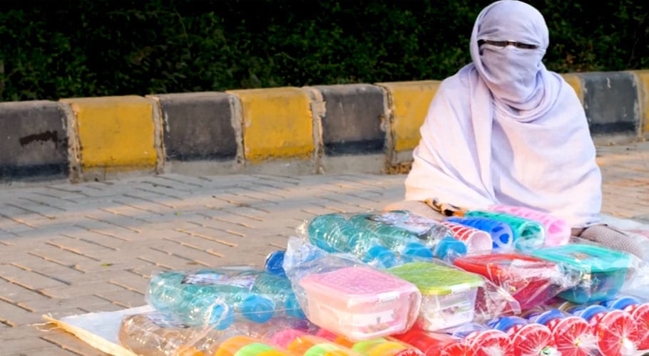 سرجانی کی مجبور ضعیف خاتون بے بسی کی تصویر بن گئی، فٹ پاتھ پر برتن بیچنے پر مجبور