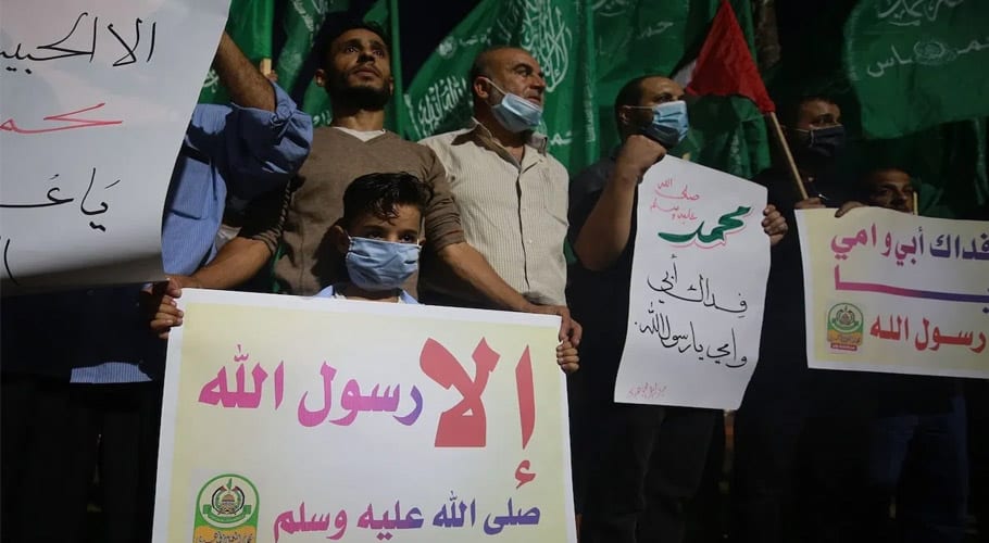 مسلم ممالک میں گستاخانہ خاکوں کے خلاف احتجاج جاری، فرانسیسی جھنڈا نذرِ آتش