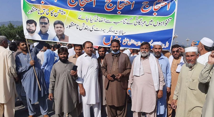 سرکاری ملازمین اپنے مطالبات منوانے پارلیمنٹ ہاؤس ریڈ زون میں داخل ہوگئے
