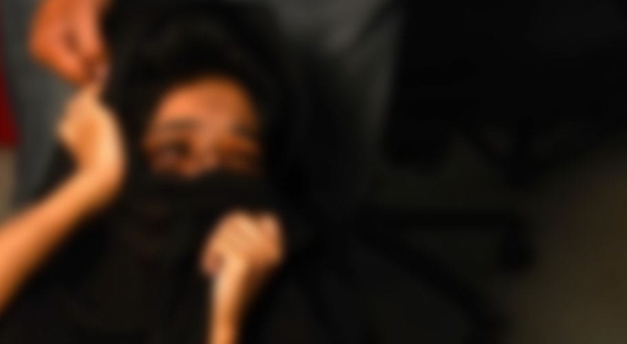 اوباش نوجوانوں کا بوڑھی خاتون اور بیٹے پر تشدد، پولیس تماشائی بن گئی