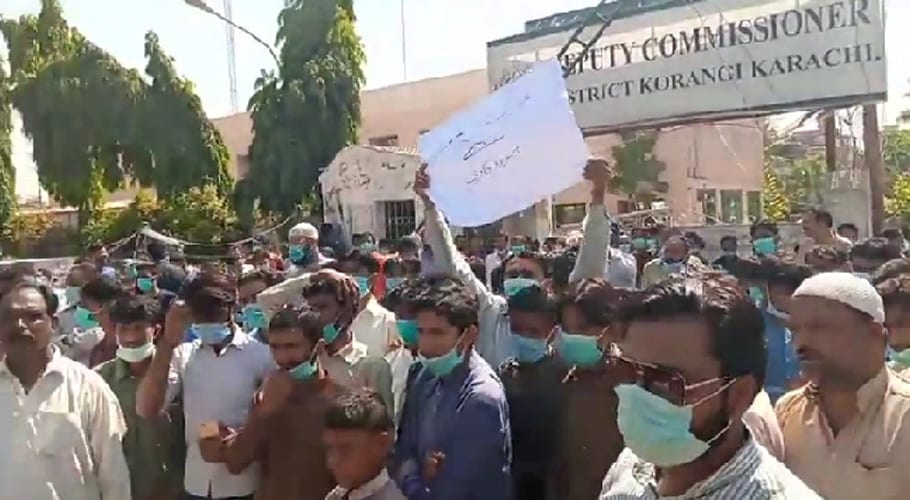 wedding hall Employees protest against Deputy Commissioner Korangi