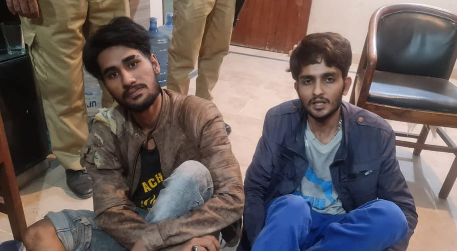 کراچی پولیس نے ڈکیتی کی واردات ناکام بنا دی، 2 ملزمان گرفتار، موبائل فونز برآمد