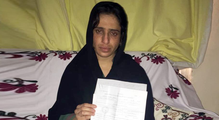 انصاف نہ ملا تو خودکشی کرلوں گی، آزاد کشمیر کی خاتون کی انصاف کیلئے دہائیاں