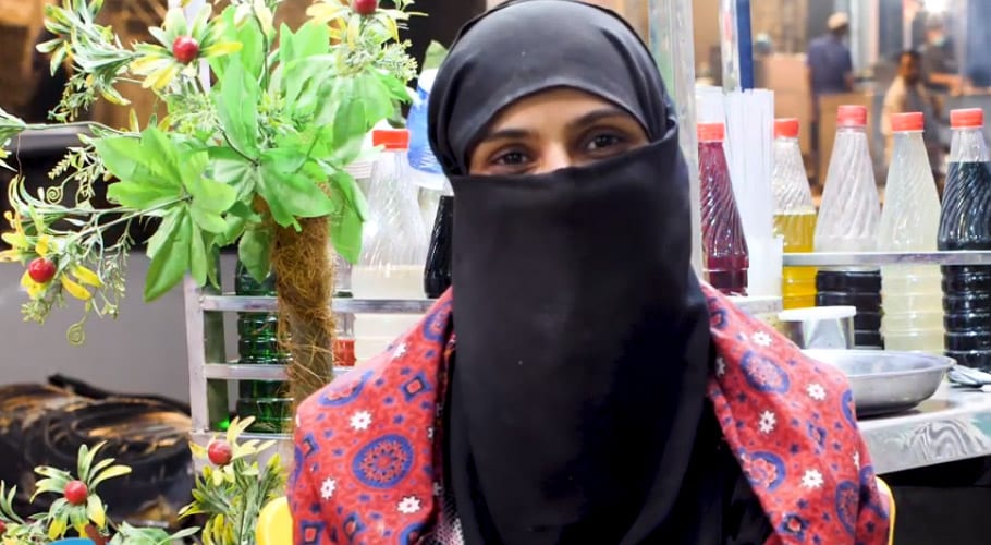 باحجاب خاتون نے ذاتی ریسٹورنٹ کھول کر خواتین کو کاروبار کا حوصلہ دے دیا