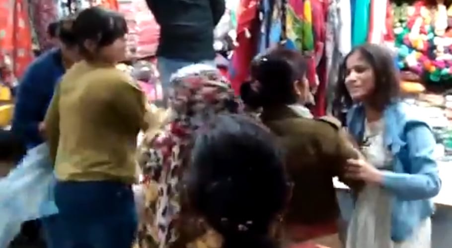 ابھی تو میں جوان ہوں، آنٹی کہنے پر خاتون نے لڑکی کی پٹائی کردی