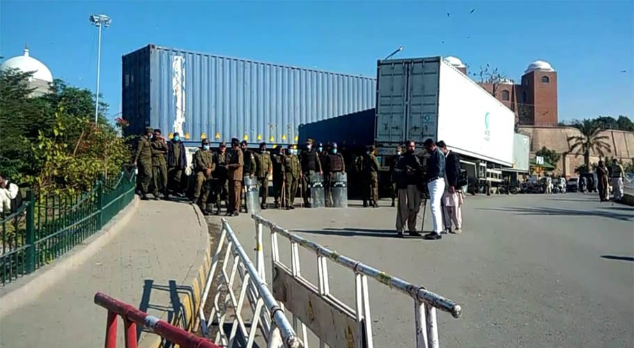 ملتان میں پی ڈی ایم متحرک، پارٹی کارکنان گیٹ توڑ کر قاسم باغ اسٹیدیم میں داخل