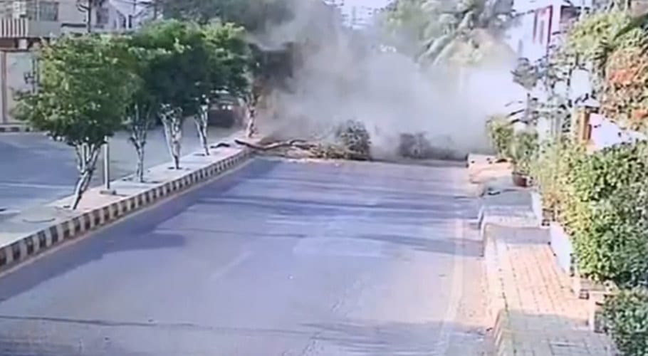 کراچی، ڈیفنس، فیز 2 میں پی ایس او کا تیز رفتار آئل ٹینکر گھر میں گھس گیا
