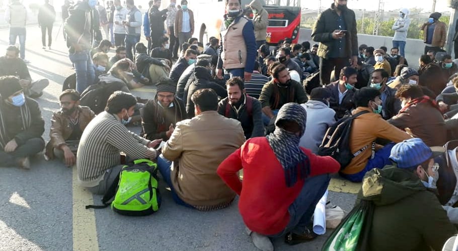 میٹرو بس کے ملازمین کا تنخواہوں کی عدم ادائیگی کیخلاف دوسرے روز بھی احتجاج
