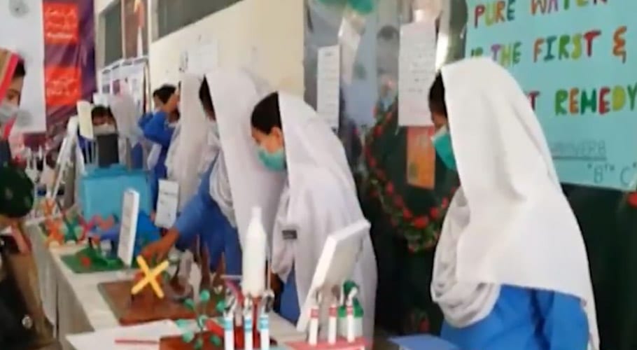 سرگودھا میں سائنسی نمائش، طالبات نے کم قیمت سینیٹائزر گیٹ متعارف کرادیا