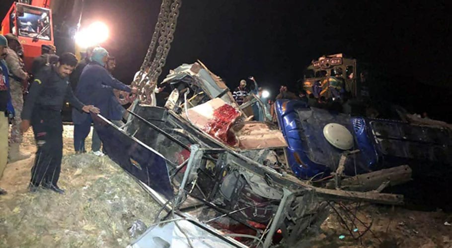 سکھر، قومی شاہراہ پر مسافر وین اُلٹ گئی، 11 افراد جان سے گئے