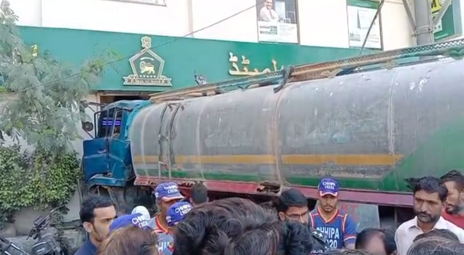 کراچی، نارتھ ناظم آباد میں واٹر ٹینکر بینک میں گھس گیا، 1 شخص جاں بحق، 5 زخمی