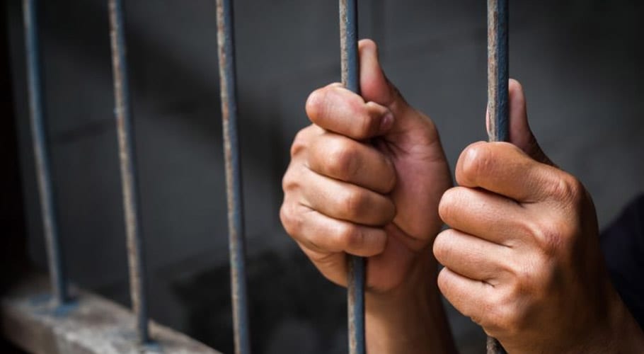 کالعدم ٹی ایل پی دھرنے کے دوران اسلحہ بردار شخص کی گرفتاری،شیخ رشید بال بال بچ گئے