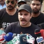 عالمگیر خان کا کے ایم سی آفس کے باہر آوارہ کتے کھڑے کر کے احتجاج کا اعلان