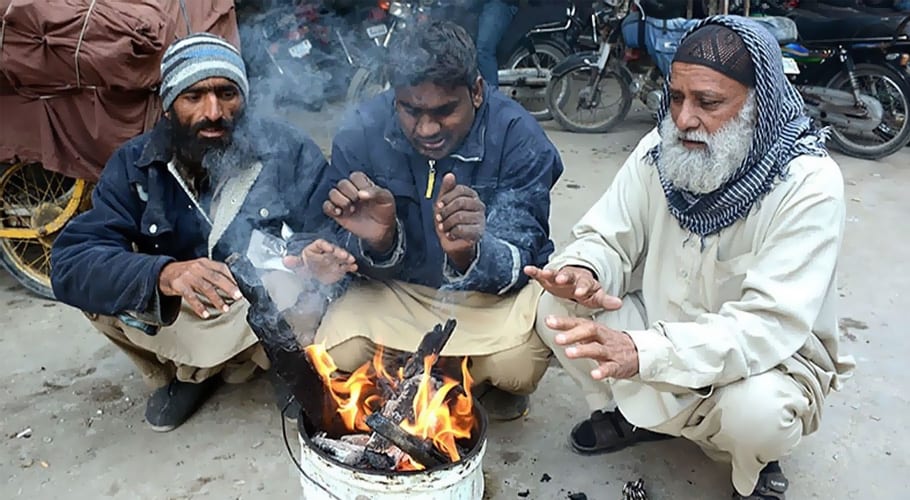 شہر قائد میں سردی کی شدت میں اضافہ، 10 سالہ ریکارڈ ٹوٹ گیا