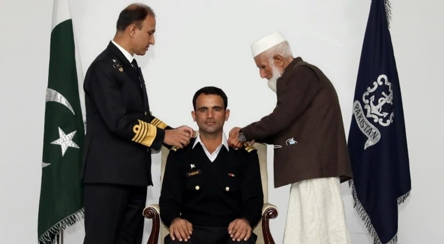 فخر زمان کی قسمت کا ستارہ عروج پر، پاک بحریہ کے بڑے اعزاز سے نواز دیا گیا