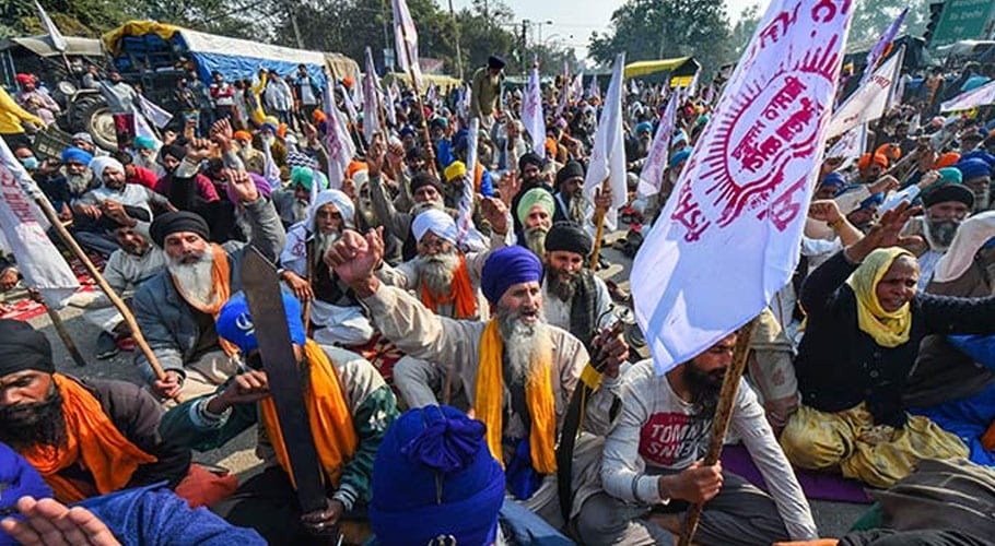 بھارتی کسان کی گردن جوتے سے دبانے کی تصاویر وائرل ہوگئیں