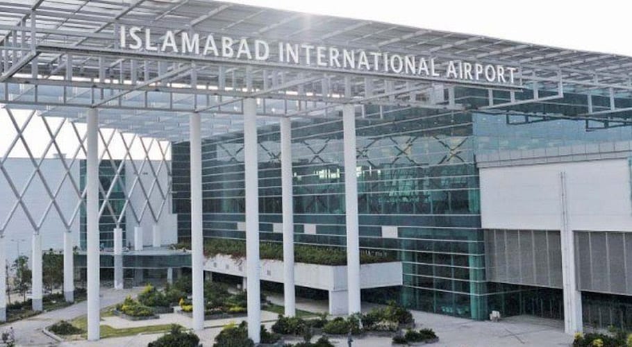 کسٹمز حکام نے مسافر کا قیمتی سامان اور 11 لاکھ 58 ہزار روپے واپس کردئیے