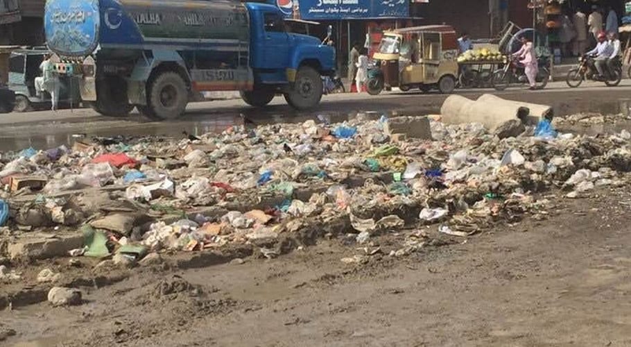دفعہ 144 نافذ، کراچی پولیس نے کچرا پھینکنے پر رکشہ ڈرائیور کو گرفتار کرلیا