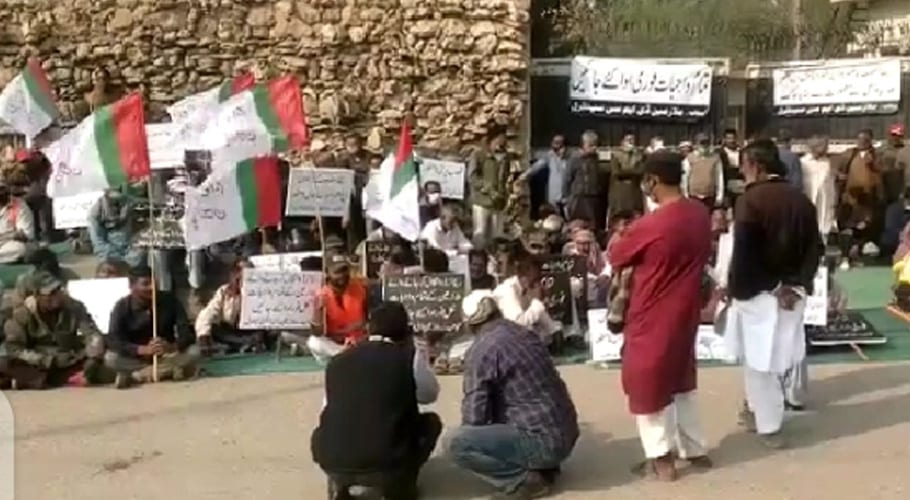 بلدیہ وسطی کے دفاتر میں تالہ بندی، مظاہرے میں متحدہ کے رکن اسمبلی بھی پہنچ گئے