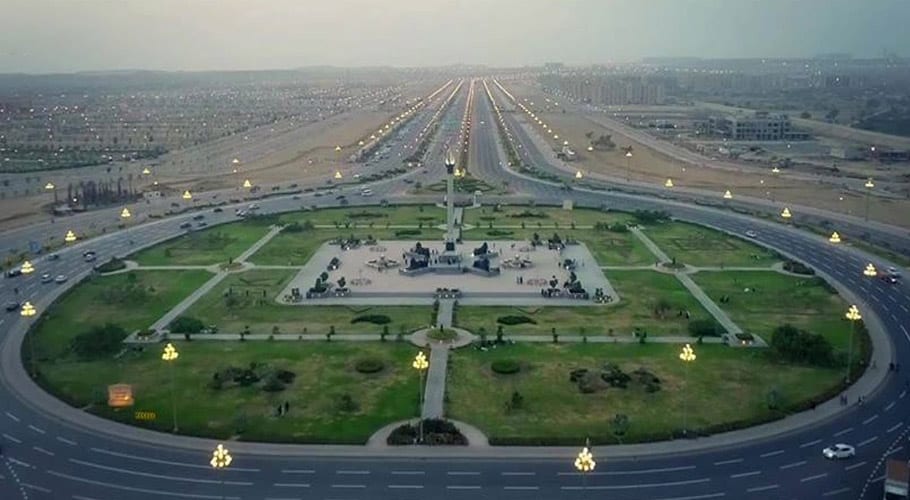 بحریہ ٹاؤن کراچی کے قریب قومی شاہراہ پر 2 ٹرالرز کا تصادم، 2 نوجوان جاں بحق