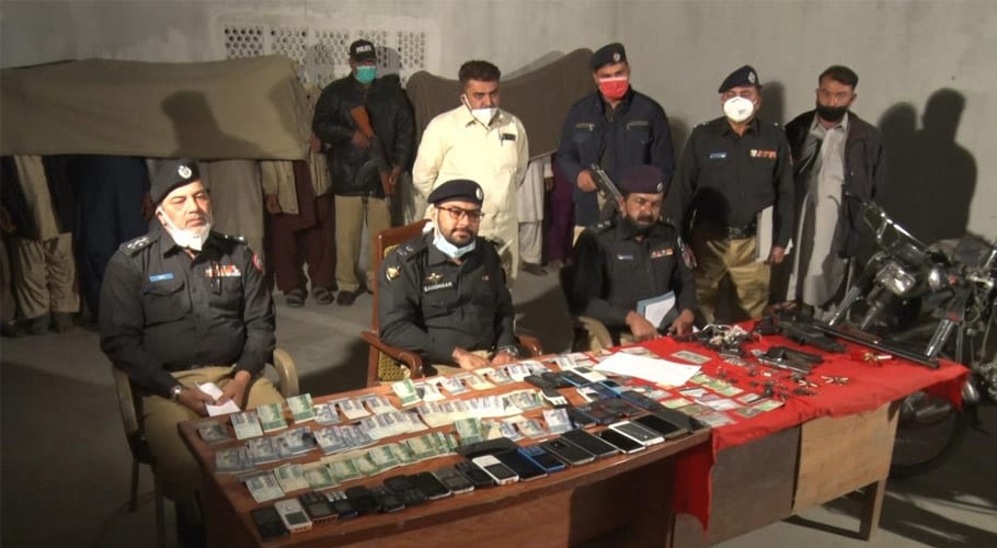 جرائم کے خلاف بڑی کارروائی، 2 گینگز کے 10 کارندے گرفتار، موبائل فونز اور اسلحہ برآمد
