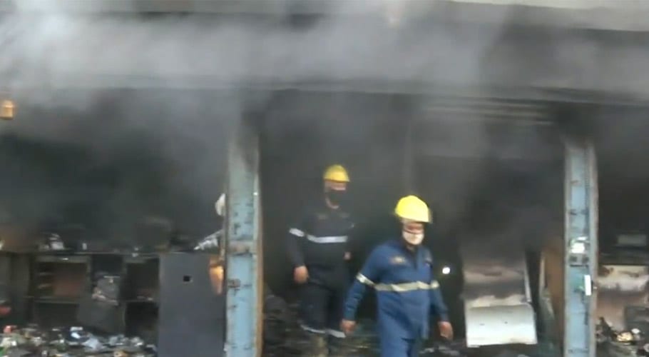 کراچی کے علاقے ڈیفنس کے ڈپارٹمنٹل اسٹور میں آتشزدگی، لاکھوں کا سامان جل گیا