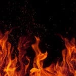 کراچی کے علاقے عزیز بھٹی پارک کے قریب جھاڑیوں میں آگ لگ گئی