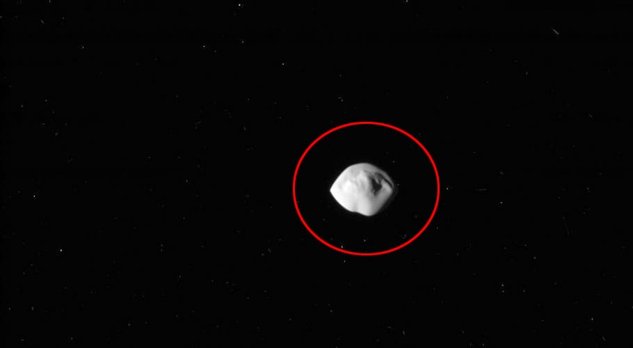 Mysterious flying object spotted during lightning