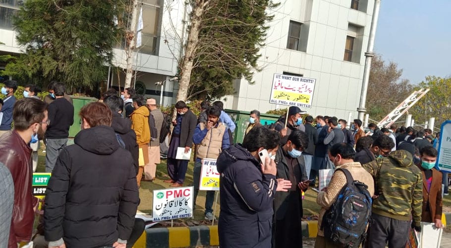 Foreign graduate doctors announce to continue protesting till their demands are approved