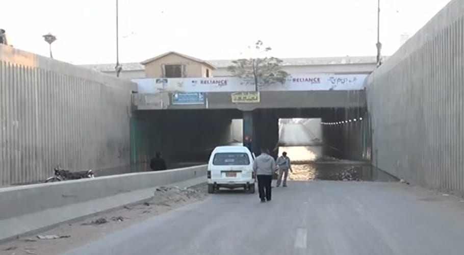 کراچی میں پانی کی پائپ لائن پھٹ گئی، پرانا گولیمار کا انڈر پاس ٹریفک کیلئے بند