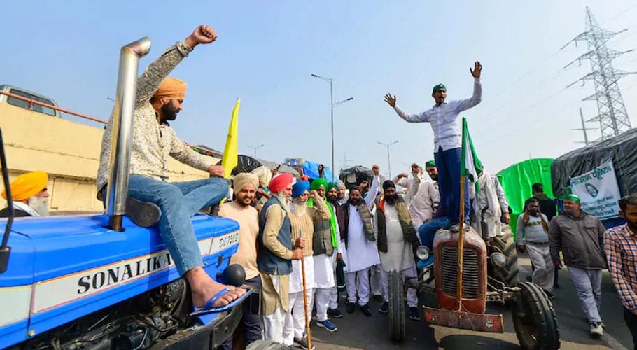 بھارت میں کسانوں اور حکومت کا ڈیڈ لاک برقرار، ٹریکٹر مارچ دہلی کی جانب روانہ