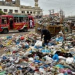 اختر کالونی کراچی میں کچرا اٹھانے پر جھگڑا، نجی کمپنی کے کارکنان زخمی