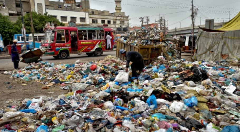 اختر کالونی کراچی میں کچرا اٹھانے پر جھگڑا، نجی کمپنی کے کارکنان زخمی