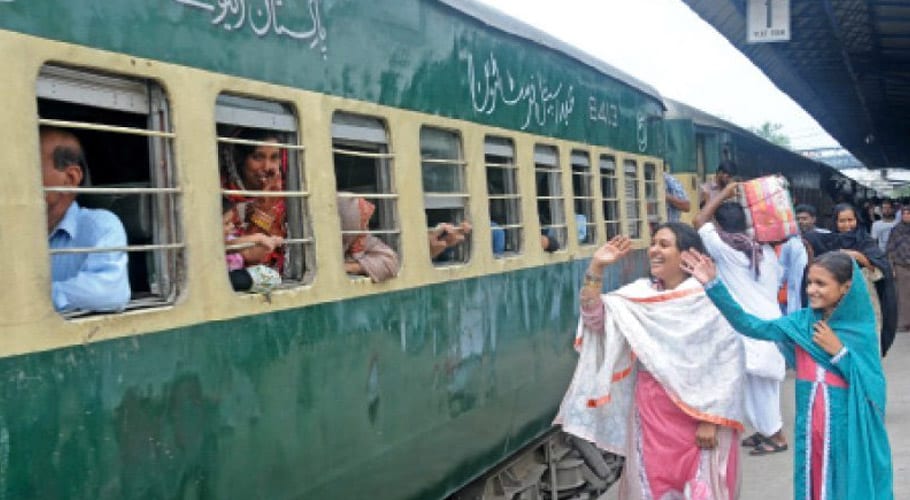 ملک بھر میں بارشیں، ٹرینیں 6 سے 8 گھنٹے تاخیر کا شکار