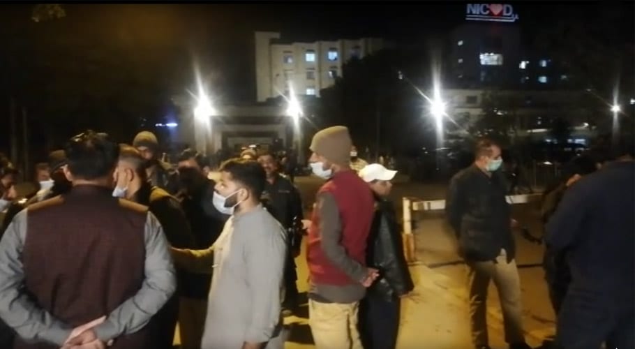 این آئی سی وی ڈی ہسپتال پر سی ٹی ڈی اہلکار سمیت 4 افراد کی فائرنگ، 2 پر تشدد