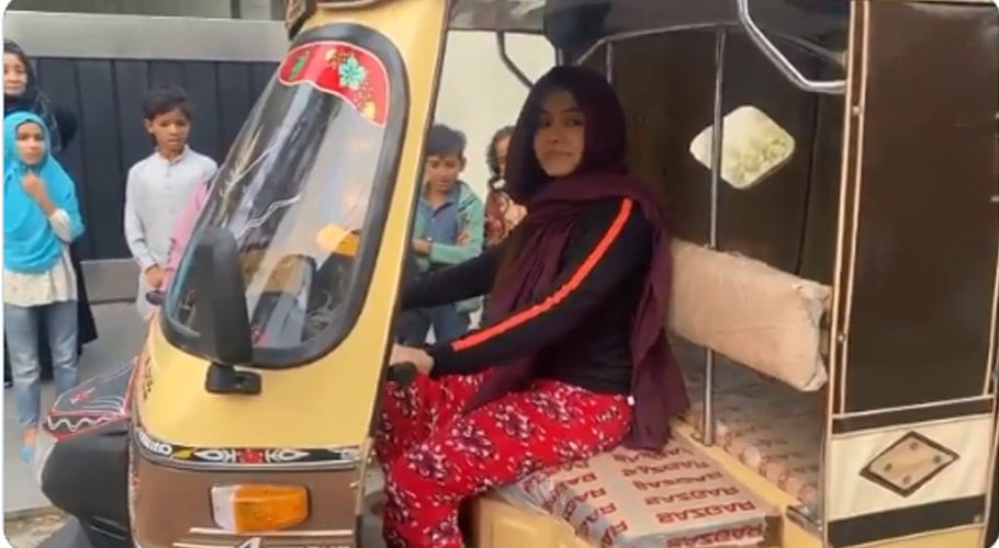 Rabi Pirzada started driving a rickshaw After leaving the showbiz