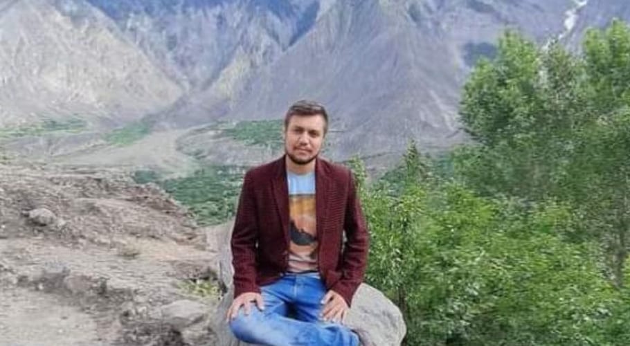 کراچی پولیس نے نوجوان طالبِ علم کو ڈاکو قرار دے کر قتل کردیا، عوام سراپا احتجاج