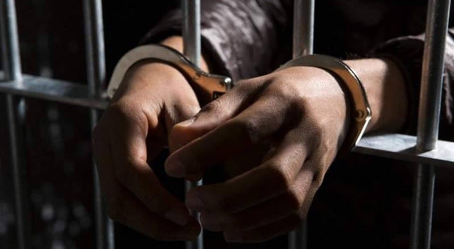 کراچی: گھگر پھاٹک کے قریب شہری کو لوٹ کر فرار ہونے والے 4 ڈاکو گرفتار
