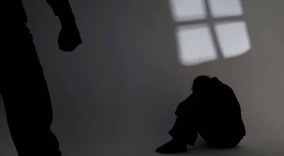کراچی، کلفٹن میں 70 سالہ ساس پر تشدد کرنے والی بہو گرفتار، مقدمہ درج